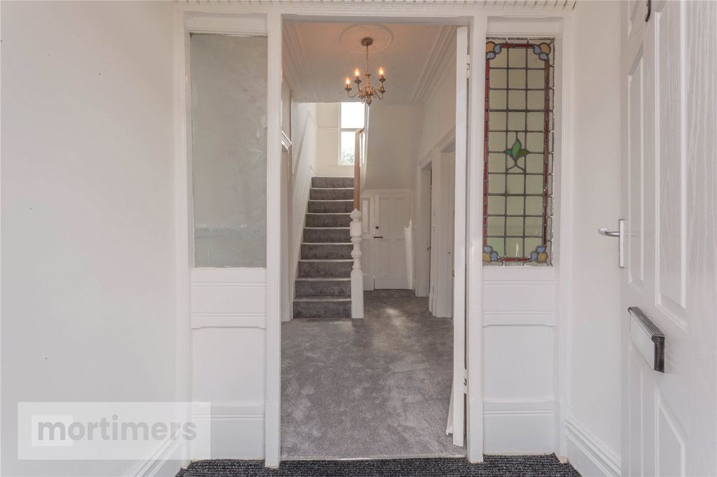 Property photo 3 of 38 Entrance Hall