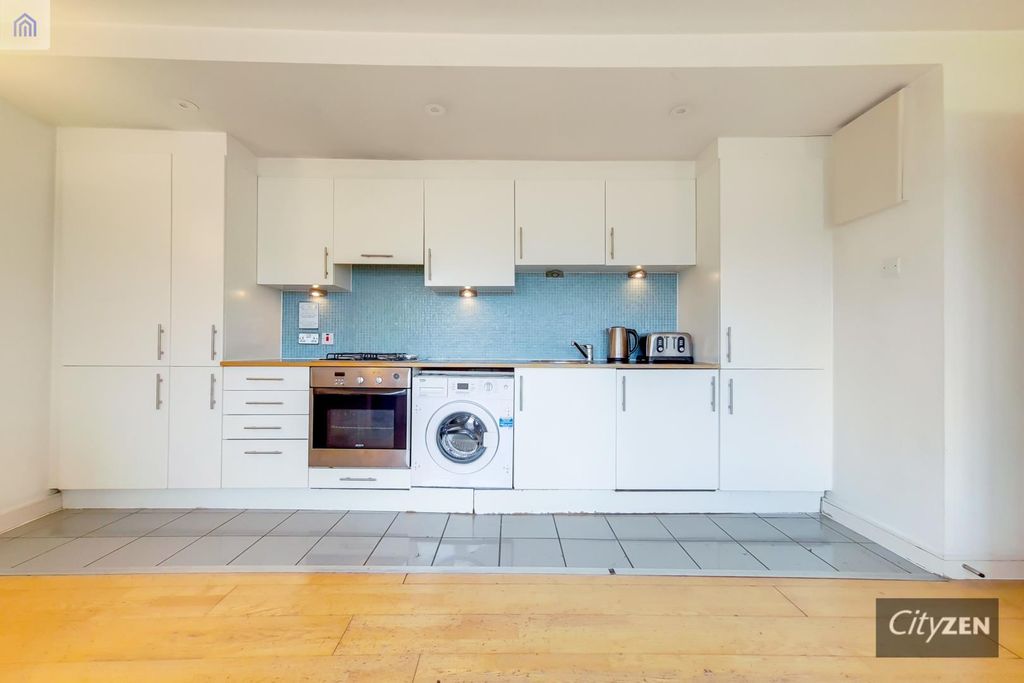 Property photo 2 of 11 Kitchen