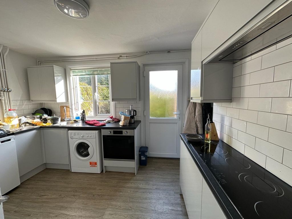 Property photo 2 of 7 Kitchen