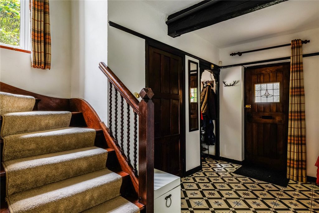 Property photo 3 of 17 Entrance Hall