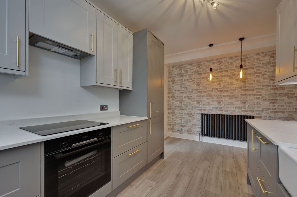 Property photo 2 of 10 Kitchen 3