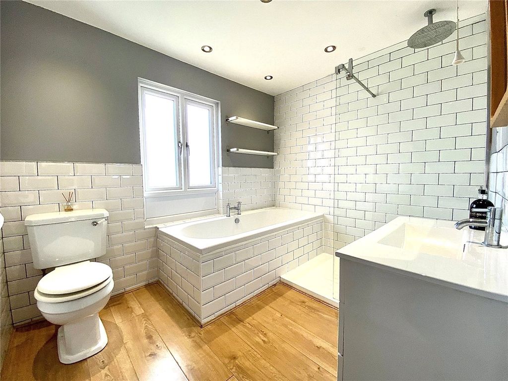 Property photo 3 of 31 F.Floor Bathroom