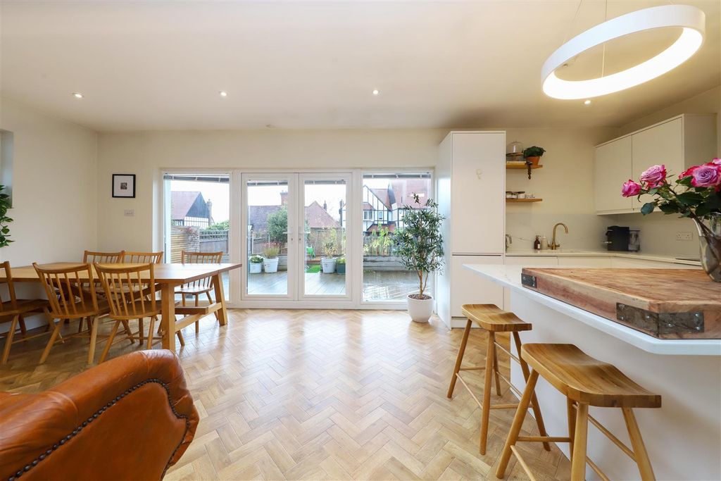 Property photo 2 of 18