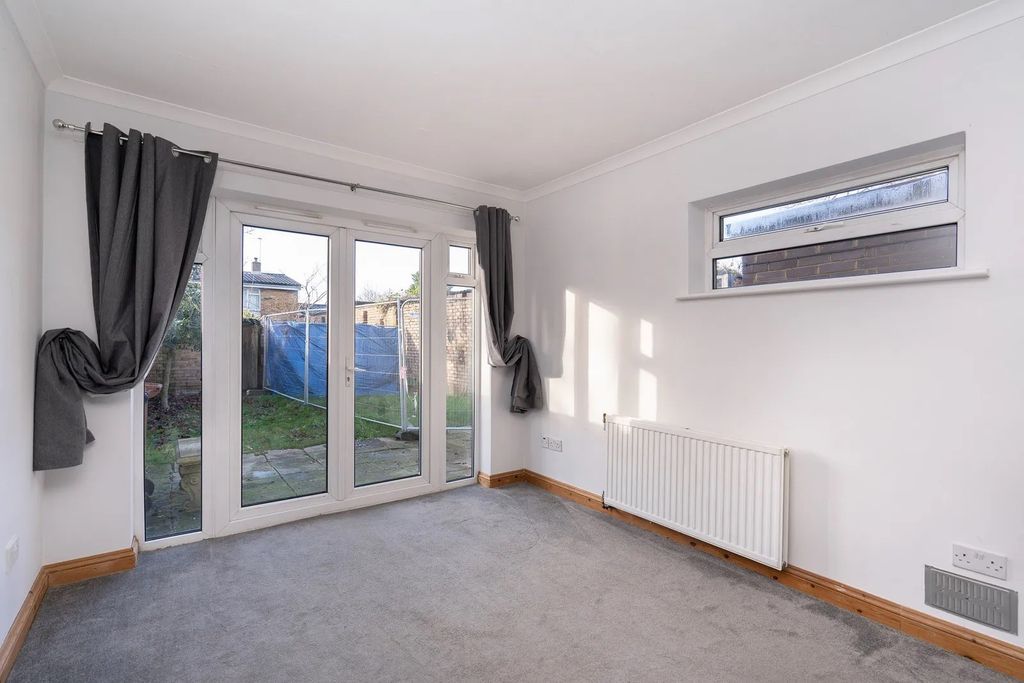 Property photo 3 of 12 Lounge