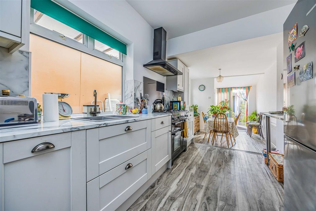 Property photo 3 of 25 16 Cardiff Road, Portsmouth-Small-Porticomarketing