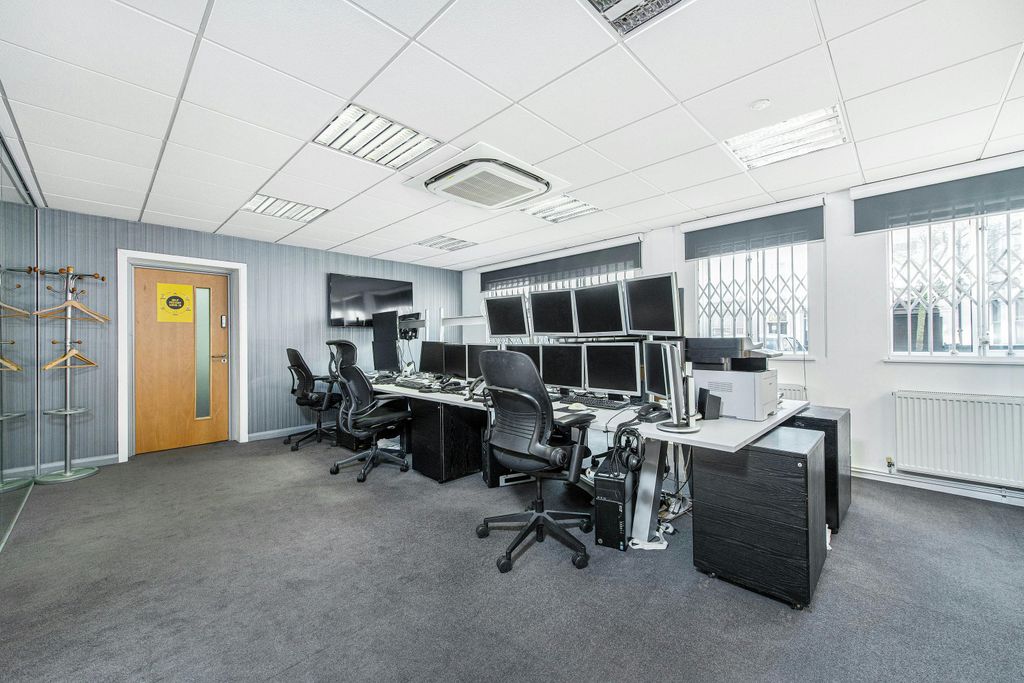 Property photo 3 of 7 32303_Forest_Real_Estate_77_79_Maygrove_Rd_6_Lo.Jpg