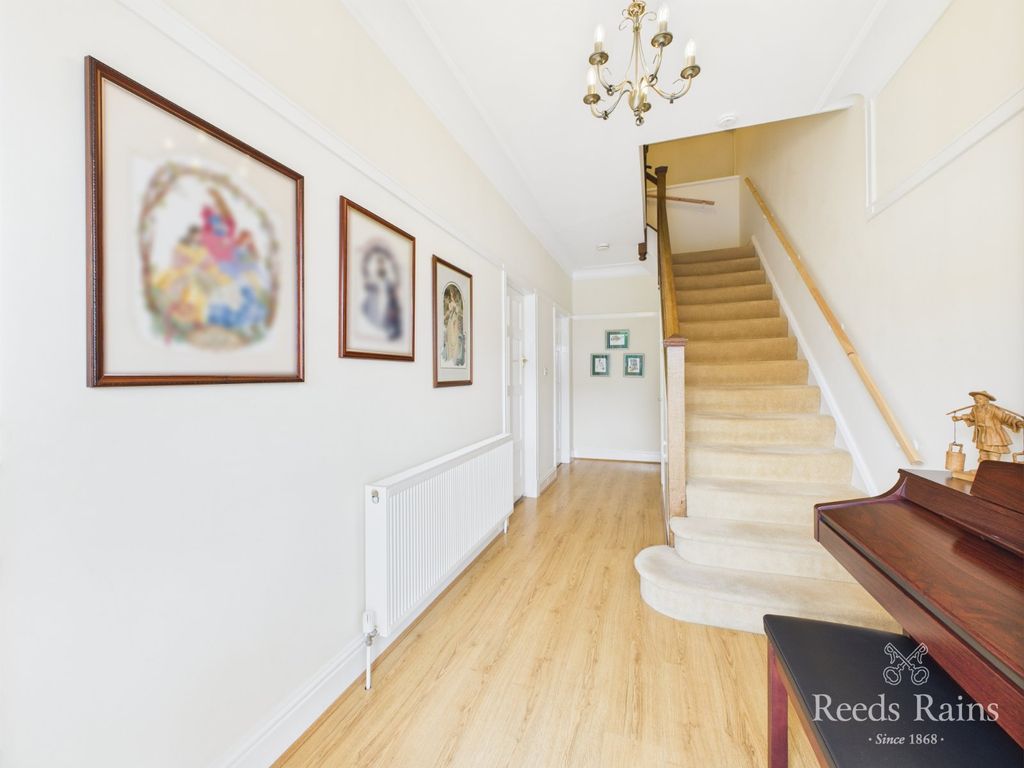 Property photo 2 of 33 Entrance Hall