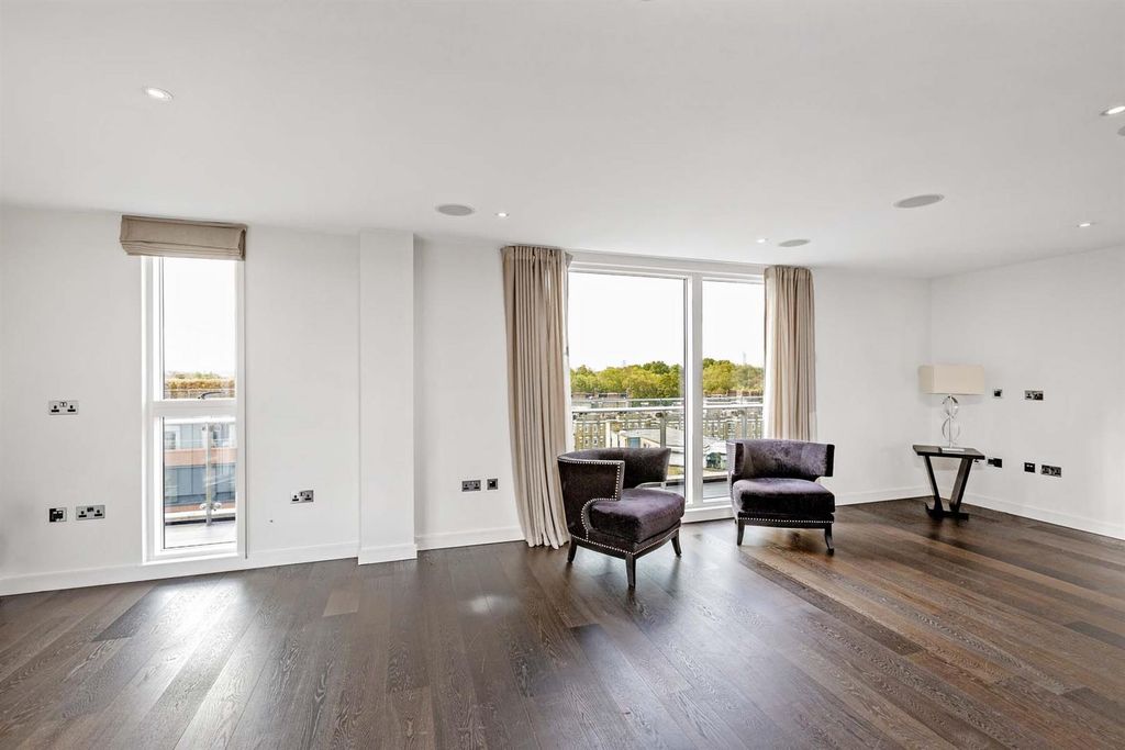 Property photo 2 of 17 Reception