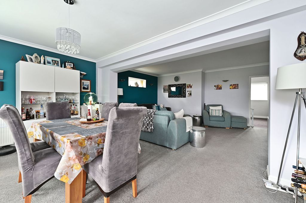 Property photo 3 of 13 34 Anglesey Av (1)