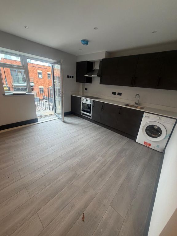 Property photo 1 of 9 2 Bed Flat To Rent High Street, Hounslow Tw3