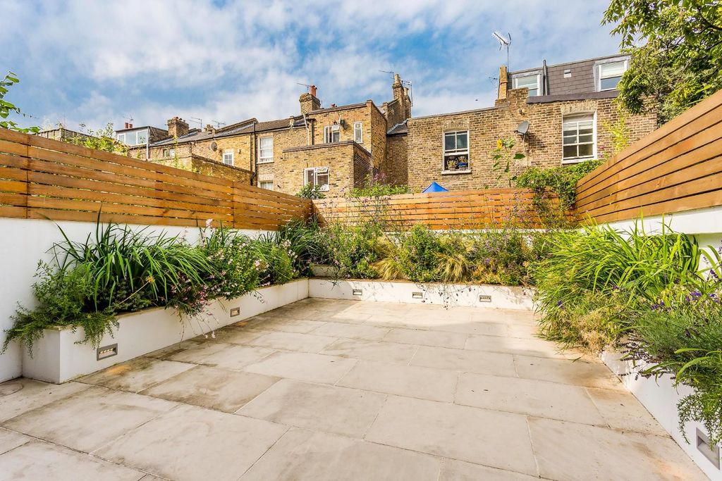Property photo 3 of 12 Lettings Shepherds Bush St Stephens Avenue  - Gard