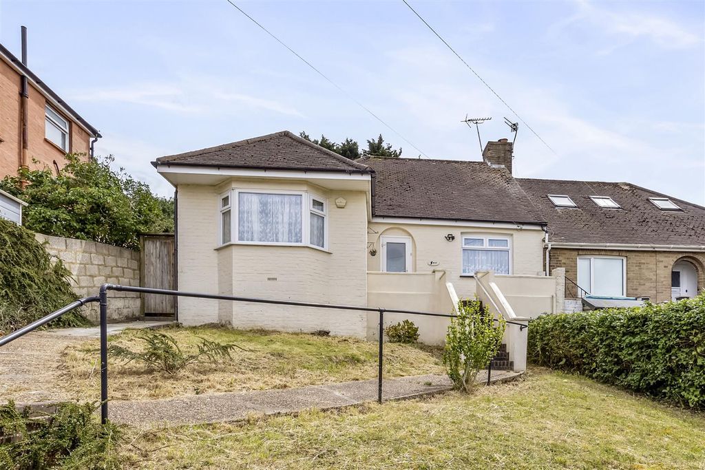 Property photo 1 of 17 Greenfield Crescent 4-019.Jpg