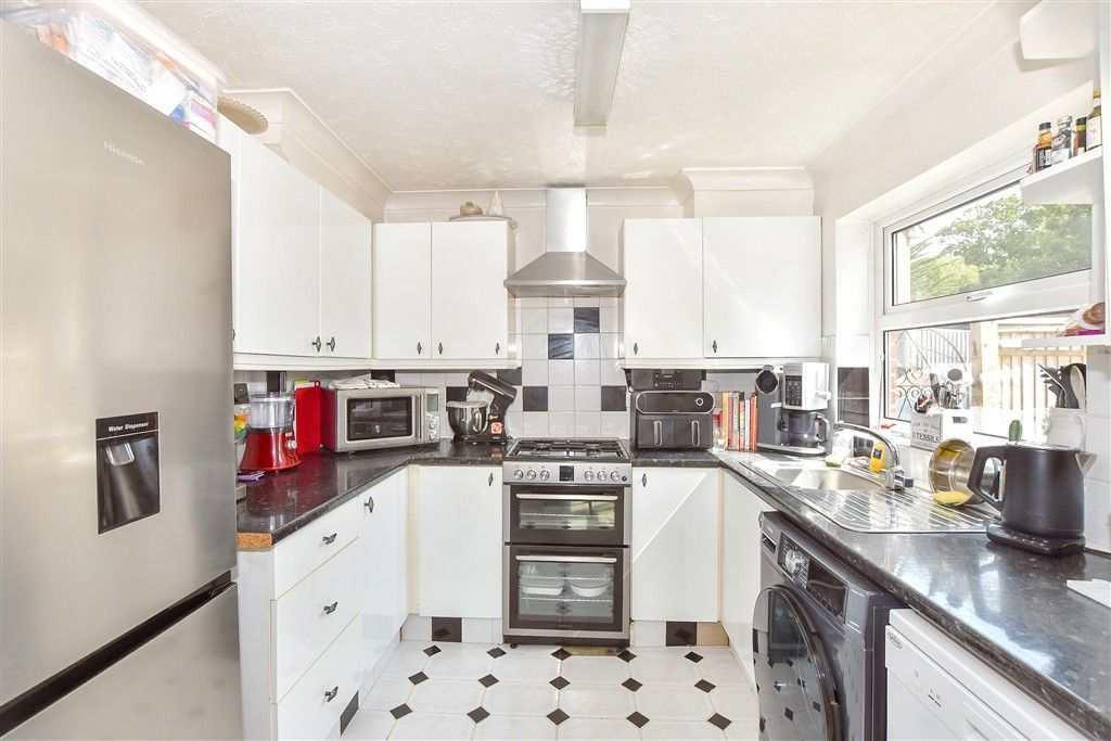 Property photo 3 of 10 Kitchen