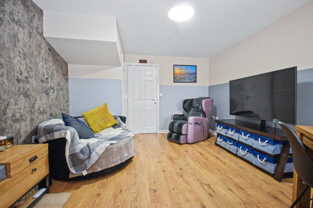 Property photo 2 of 17 Picture No. 16