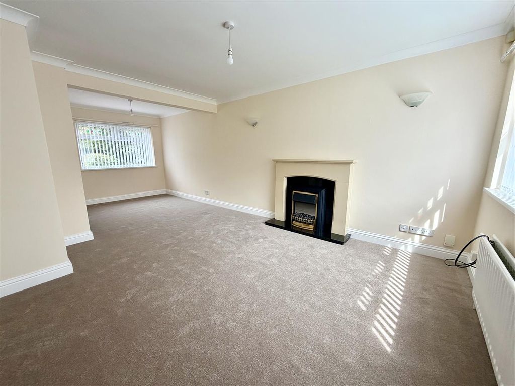 Property photo 2 of 11 Lounge