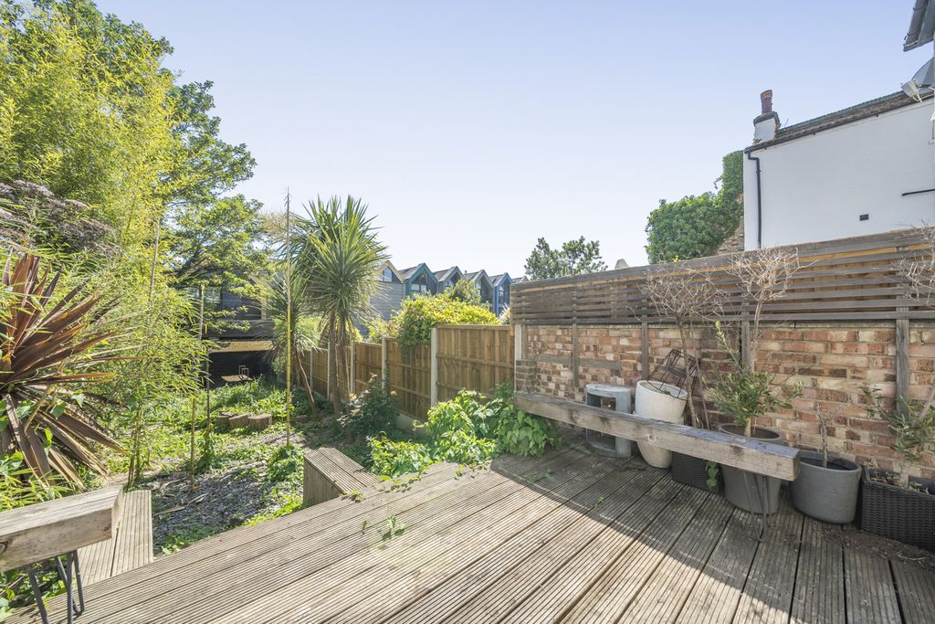 Property photo 2 of 18 Garden