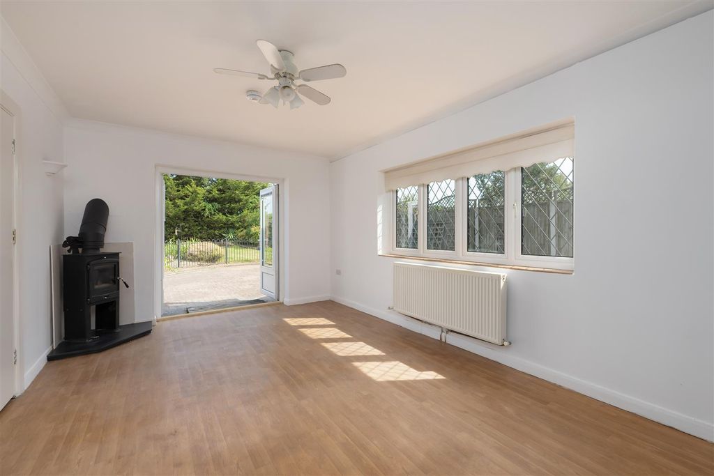 Property photo 3 of 18 Chestfield Road, Chestfield, Whitstable