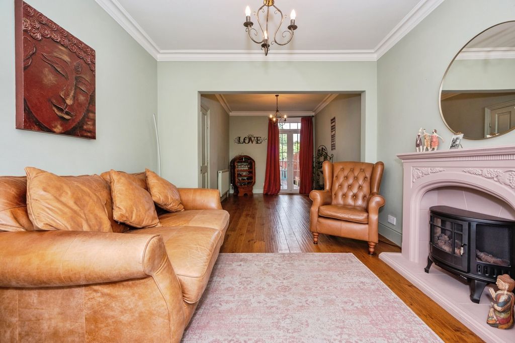 Property photo 2 of 16 Lounge