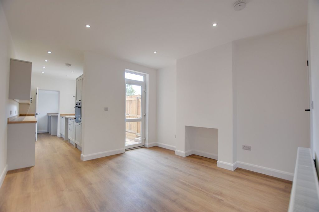 Property photo 2 of 33