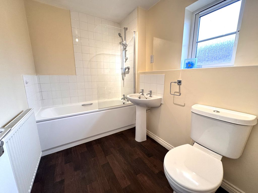 Property photo 3 of 10 Bathroom