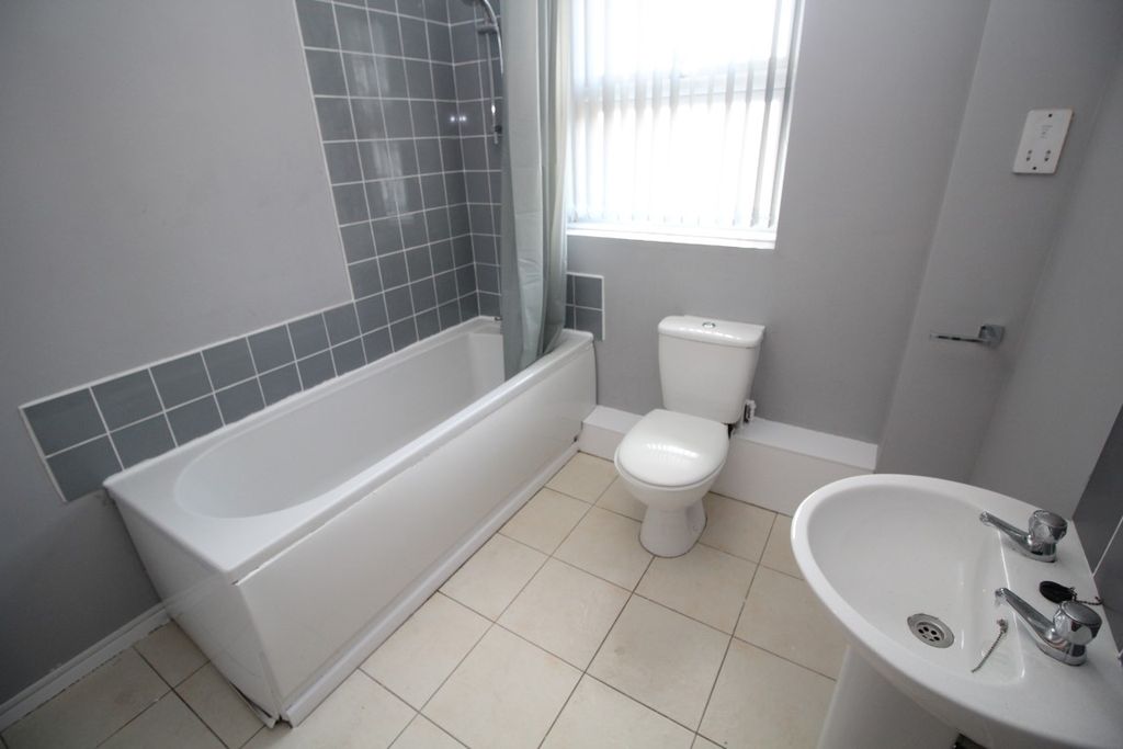 Property photo 3 of 9 Bathroom