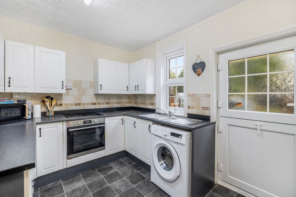Property photo 2 of 13 3 Shop Hill (Mareham-Le-Fen)-9