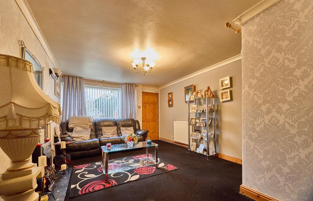 Property photo 3 of 11 Lounge