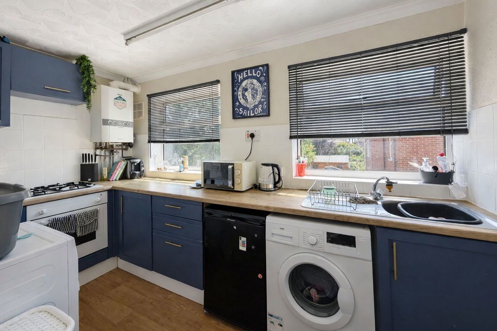 Property photo 3 of 10 Kitchen