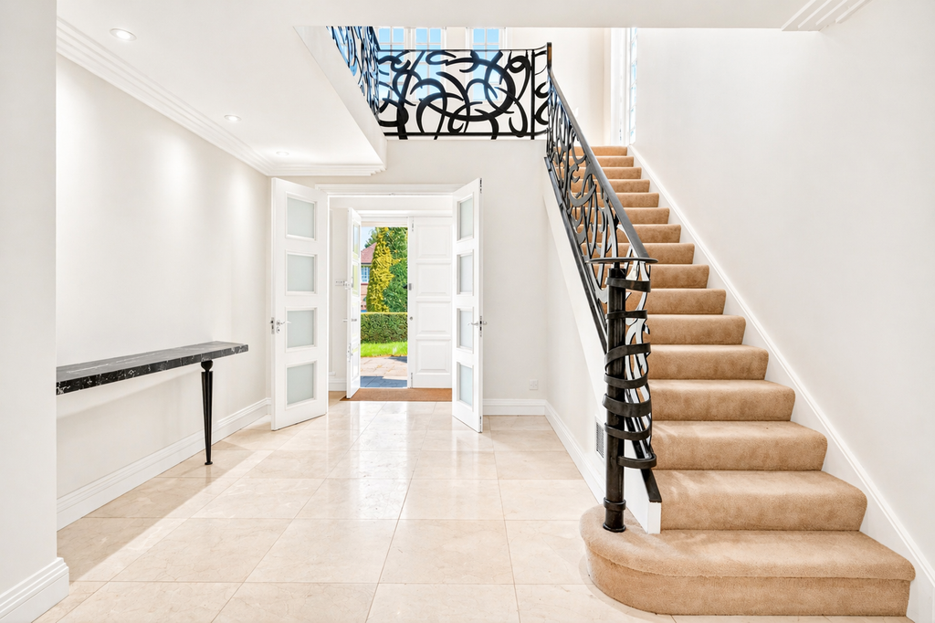 Property photo 2 of 21 Hallway