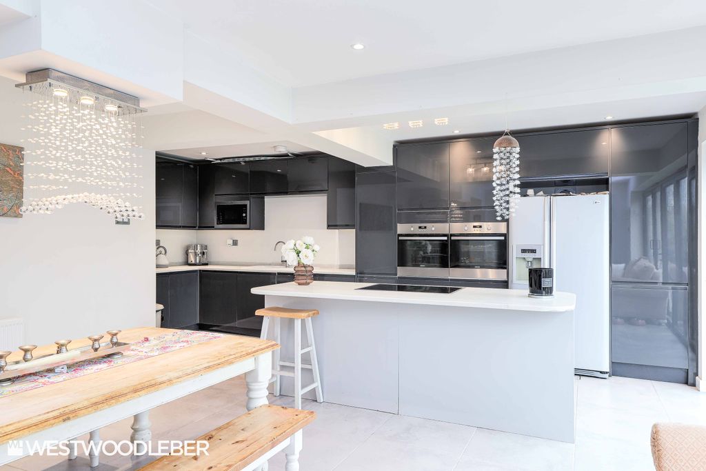 Property photo 3 of 18