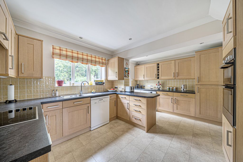 Property photo 2 of 22 1356641-17-68cc04...