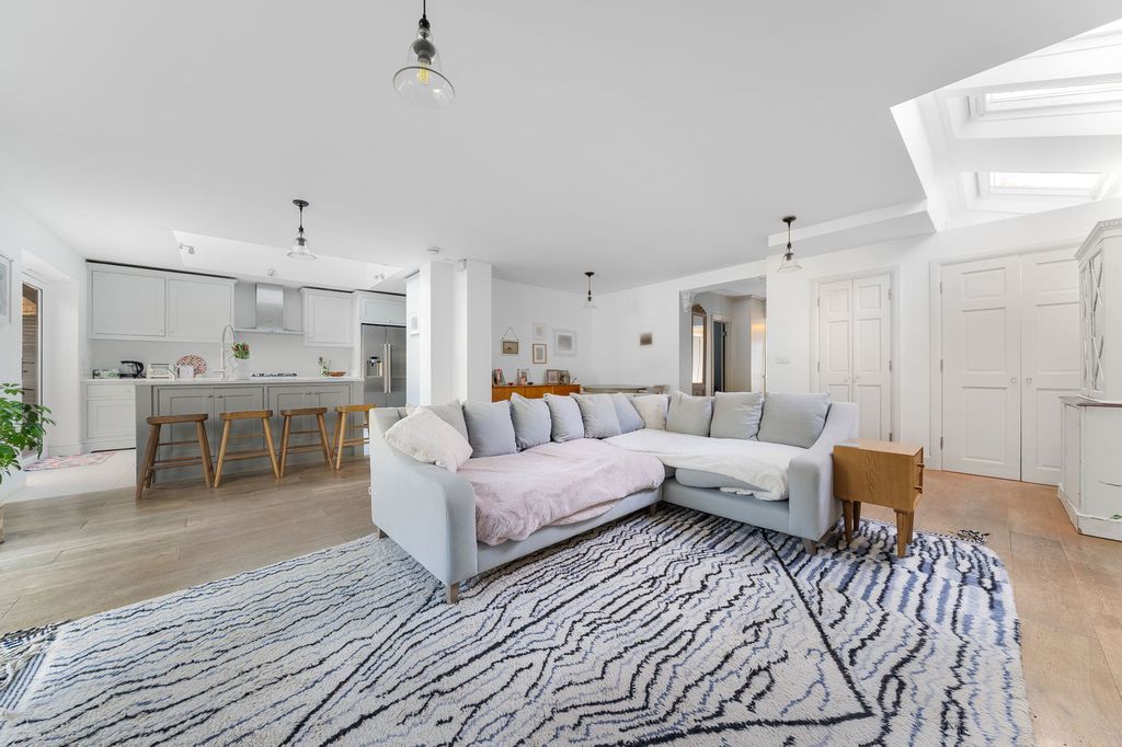 Property photo 3 of 24