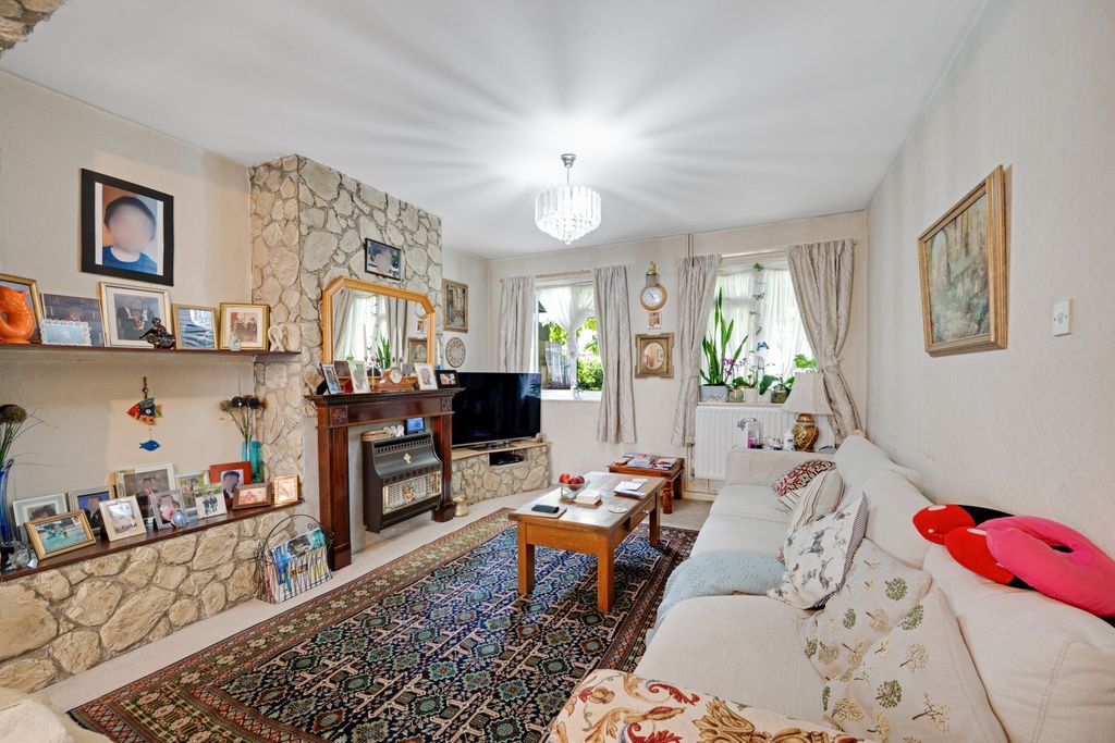 Property photo 1 of 13 3 Bedroom Mid Terraced Property On Lionel Road North