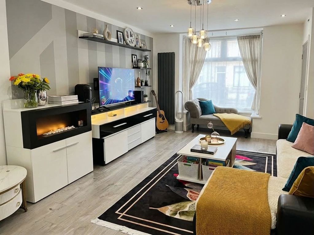 Property photo 3 of 17 Lounge