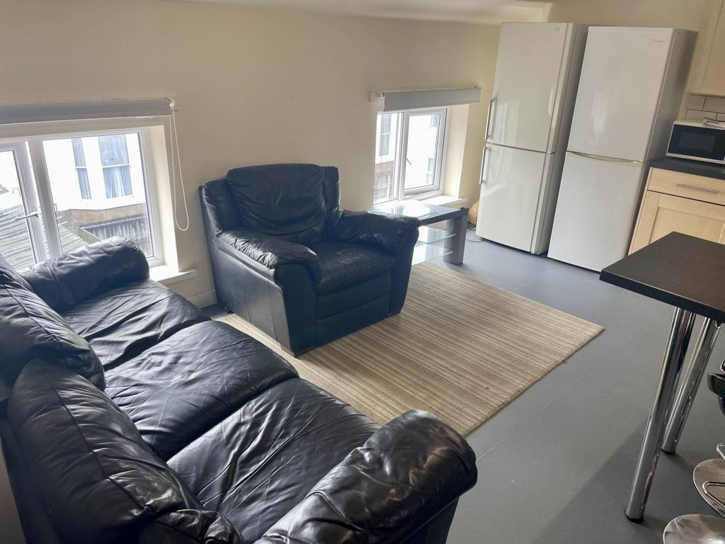 Property photo 3 of 13 Lounge