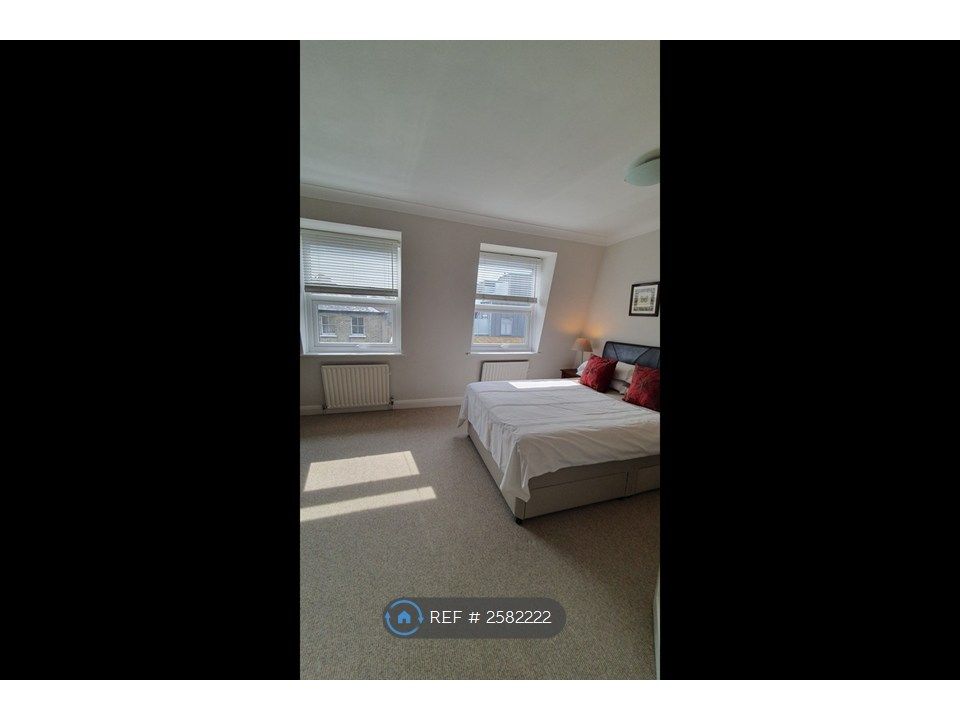 Property photo 2 of 15 Large Master Bedroom