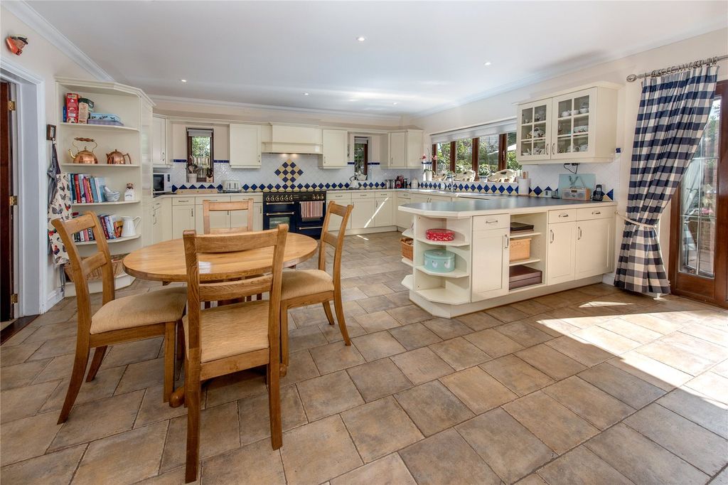 Property photo 2 of 27 Picture No. 13