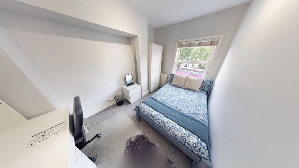 Property photo 1 of 11 A Bright And Tidy Double Bedroom Featuring A Comfo...