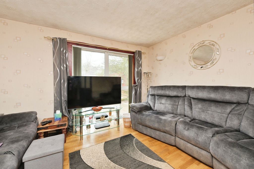 Property photo 3 of 17 Lounge