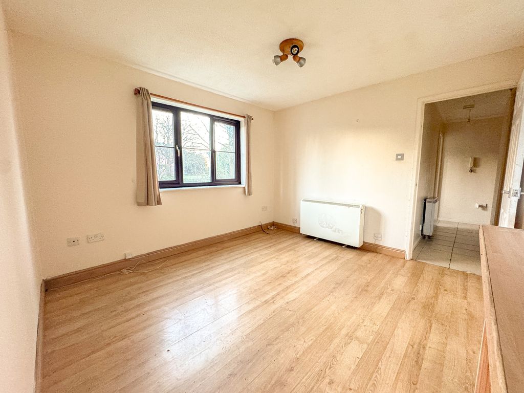 Property photo 3 of 8 Living Area (2)