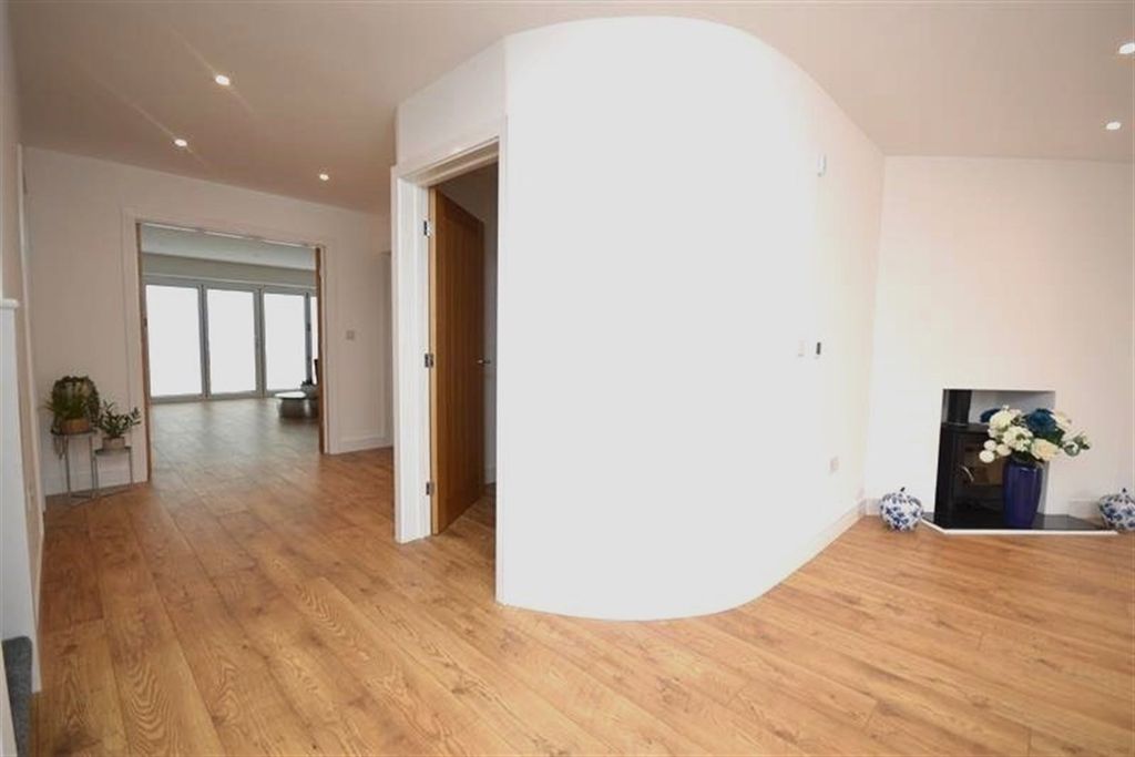 Property photo 3 of 25 (Main)