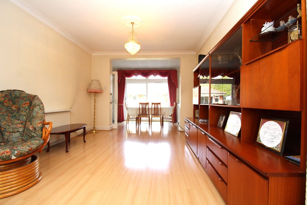 Property photo 3 of 12 25 Fairmead Living Space 2