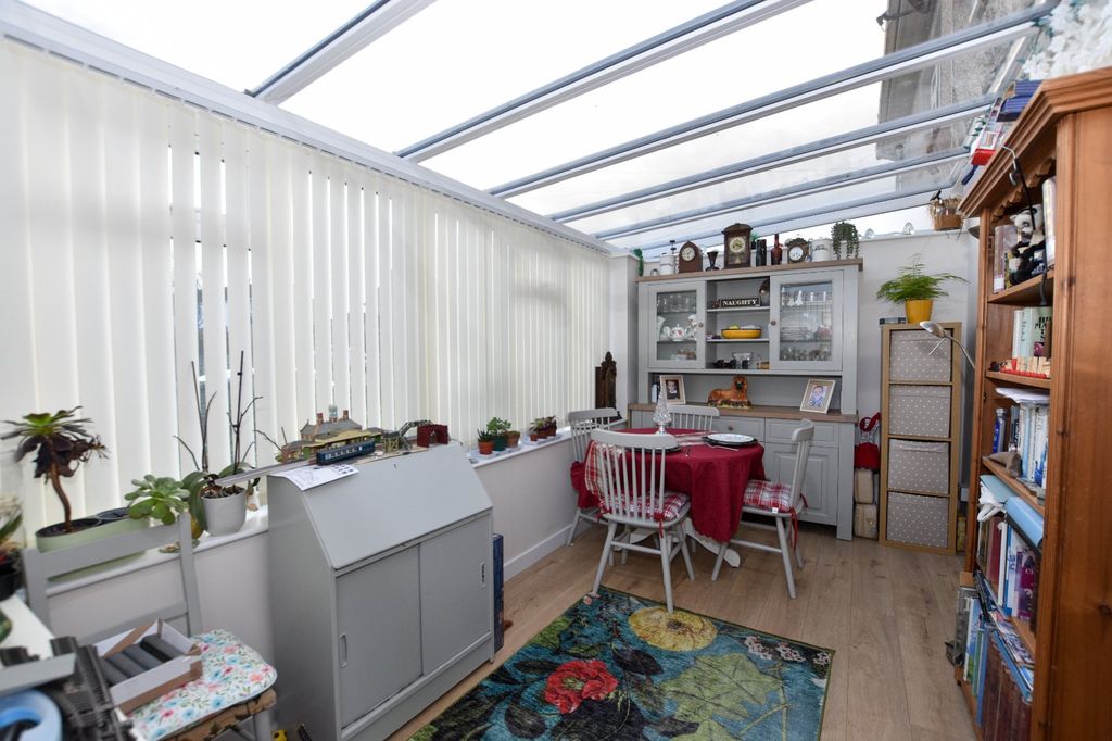 Property photo 2 of 18 Conservatory