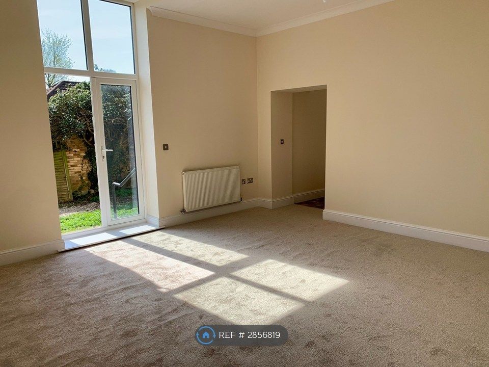 Property photo 3 of 11 Living Room