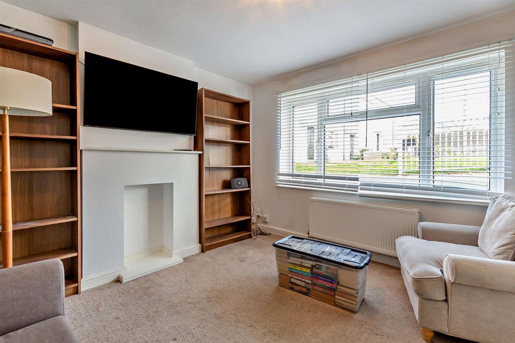 Property photo 3 of 12 8664086-Interior07-800.Jpg