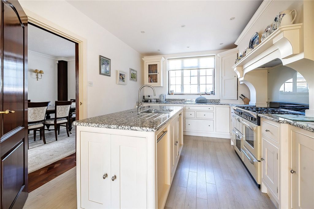 Property photo 3 of 31 Kitchen