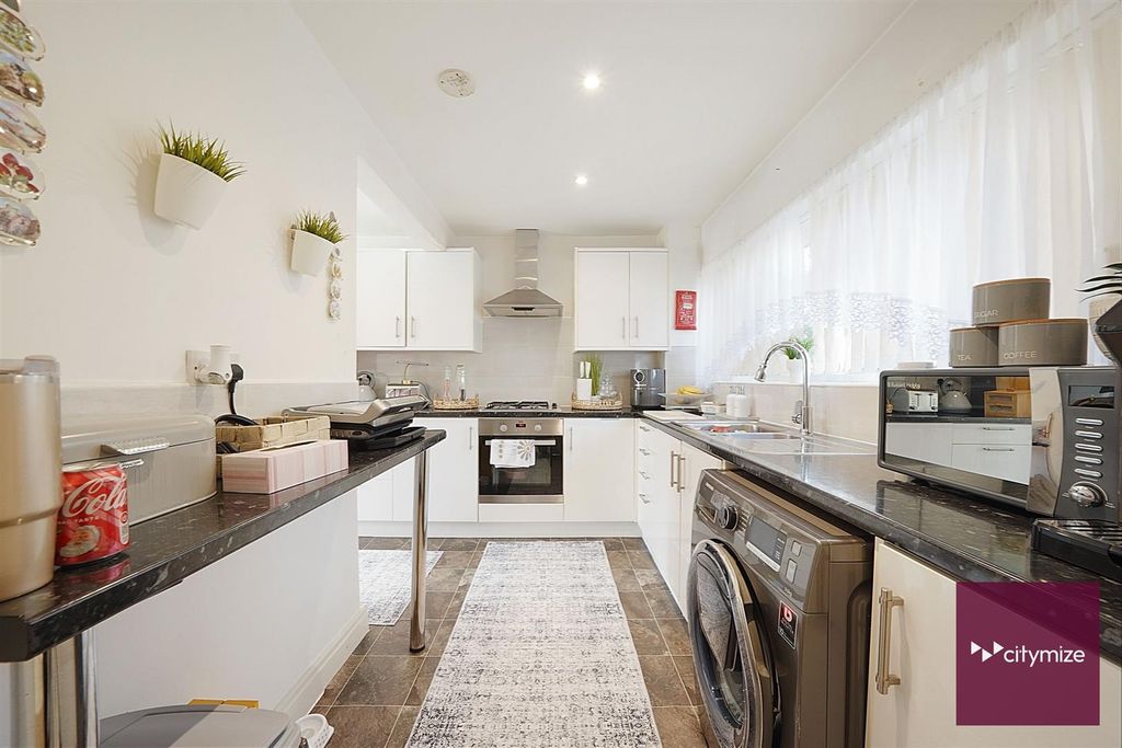 Property photo 3 of 18 Kitchen