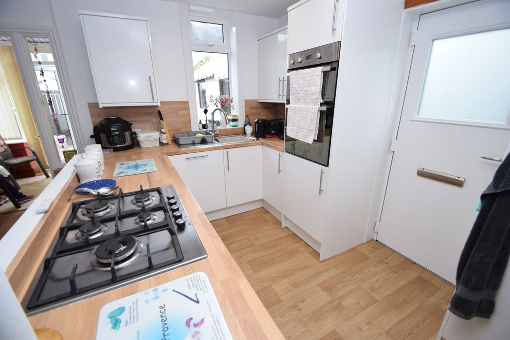Property photo 3 of 14 Kitchen