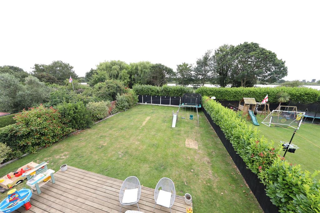 Property photo 3 of 30 Garden