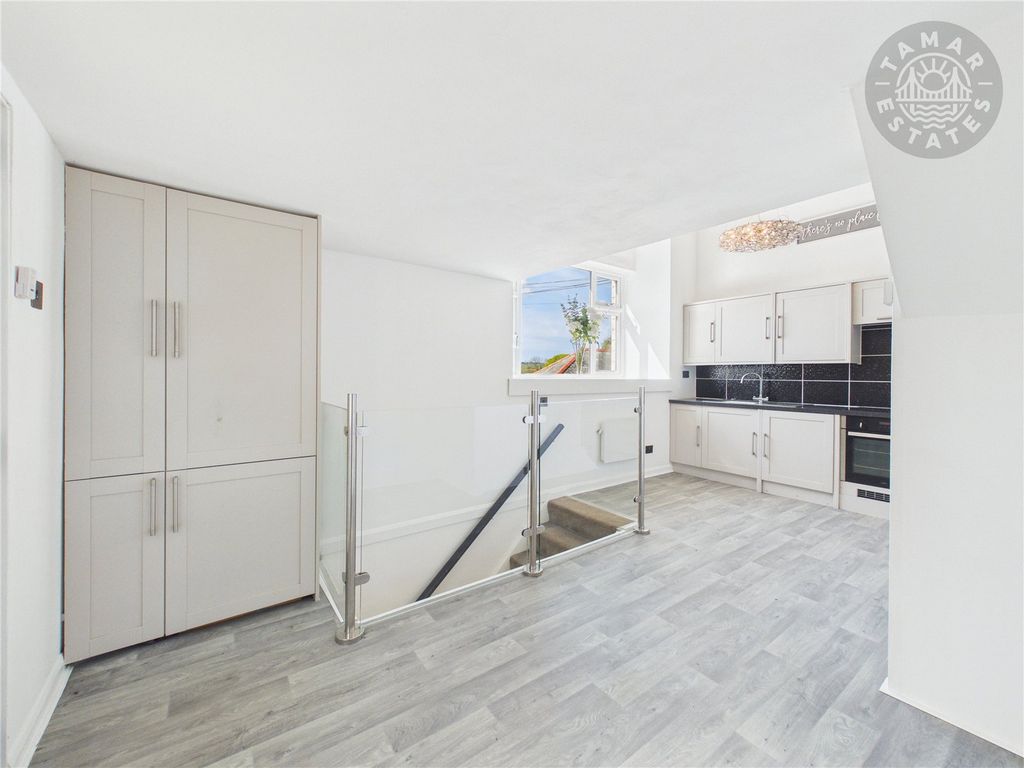 Property photo 2 of 10 Lounge/Kitchen